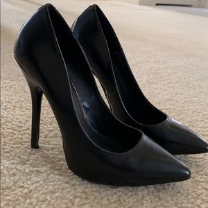 Black pumps
